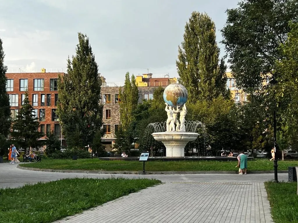 Прямо через дорогу от ЖК Винсент есть сад им. Кирова, где можно спокойно попить кофе.