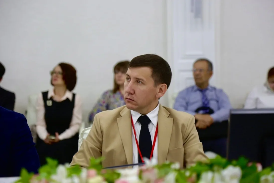 Директор школы — бывший преподаватель ОБЖ в кадетском корпусе г. Нижнекамск Ранис Идрисов. Фото: vk.com/public211873304 
