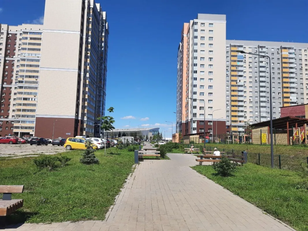 В комплексе есть прогулочный бульвар, но он не озеленен. Фото: Урбан Медиа