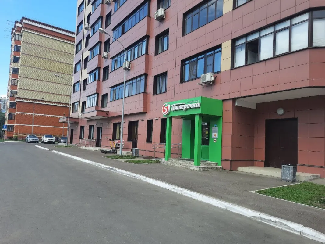 Единственный продуктовый магазин на весь ЖК. Фото: Урбан Медиа