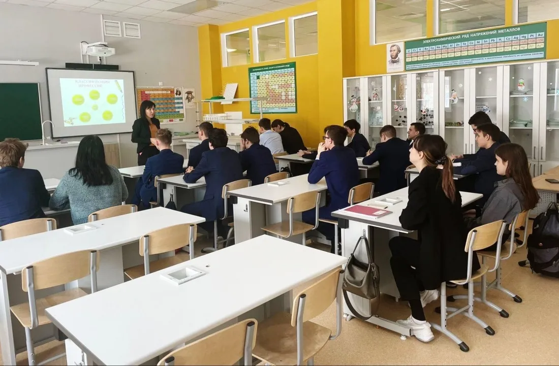 Школа переполнена: иногда в классе могут учиться до 35 человек. Фото: vk.com/polytechnic_lyceum_182 