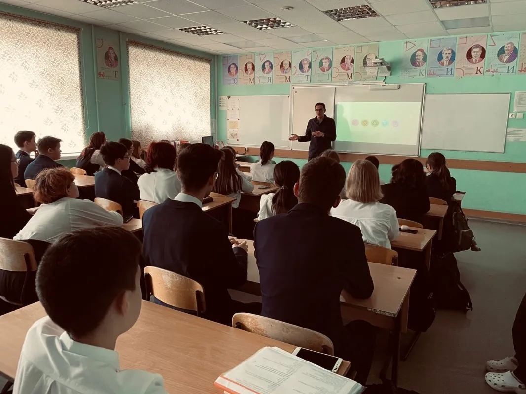 По итогам ЕГЭ 2021 года гимназия вошла в число учебных заведений с наибольшим числом высокобалльников Татарстане (166 человек). Фото: vk.com/gymn19ru 