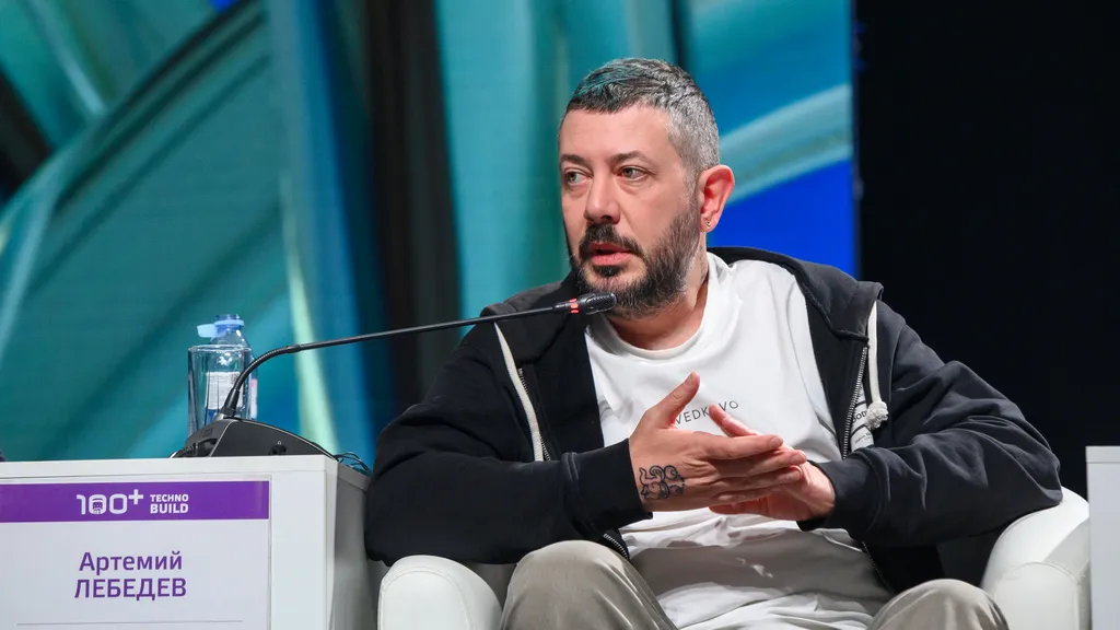 Артемий Лебедев озвучил проблему — сейчас потеряно многое из опыта предыдущих поколений, что создавало комфорт при обустройстве жилья, от форточек до толщины стен и шумоизоляции. Фото: пресс-центр форума «100+ Techno Build»