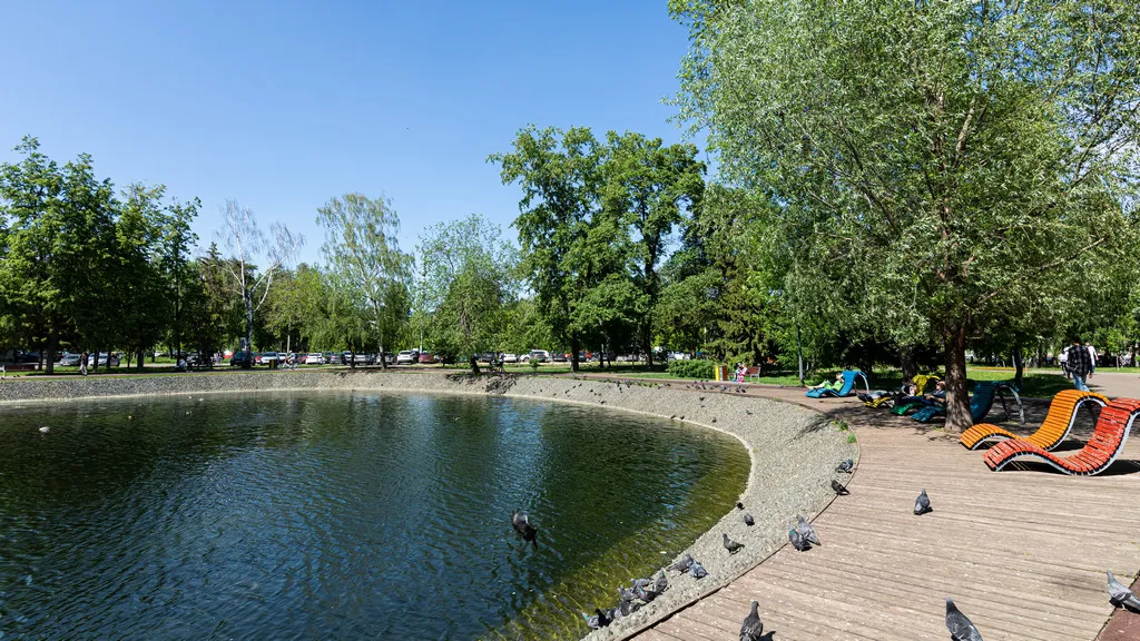 В самом центре парка Урицкого расположено озеро, где можно покормить уток, порелаксировать. Фото: Урбан Медиа