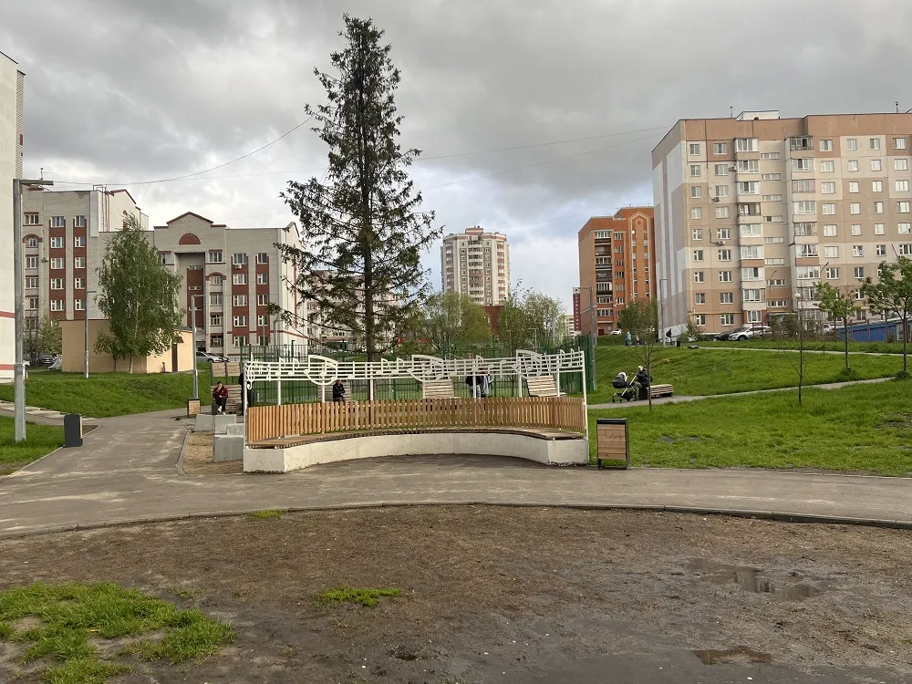 Во дворе по улице Бигичева старую площадку превратили в «Музыкальный двор». Фото: Урбан Медиа