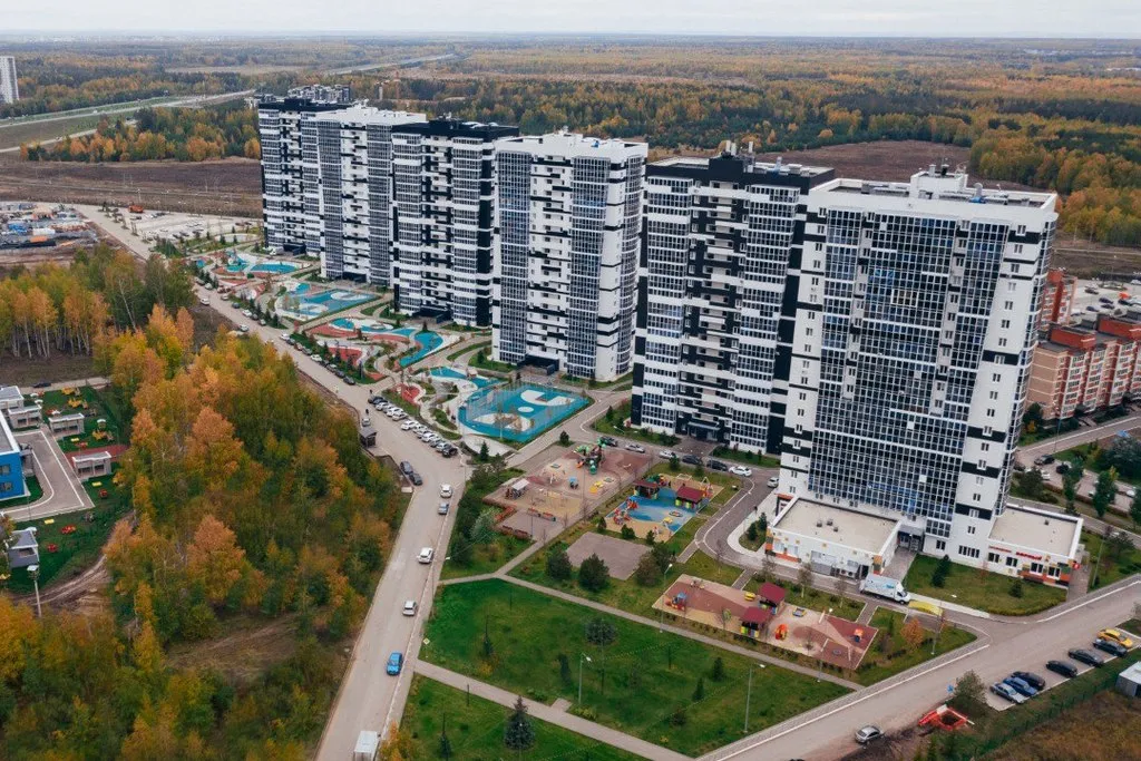 2-я очередь ЖК «Южный парк» сдана в 2019 году: 19-этажные отдельно стоящие дома башенного типа из газобетона, отделанные керамогранитной фасадной плиткой, минималистичные дворы детскими и спортивными площадками. Фото: «Суварстроит»