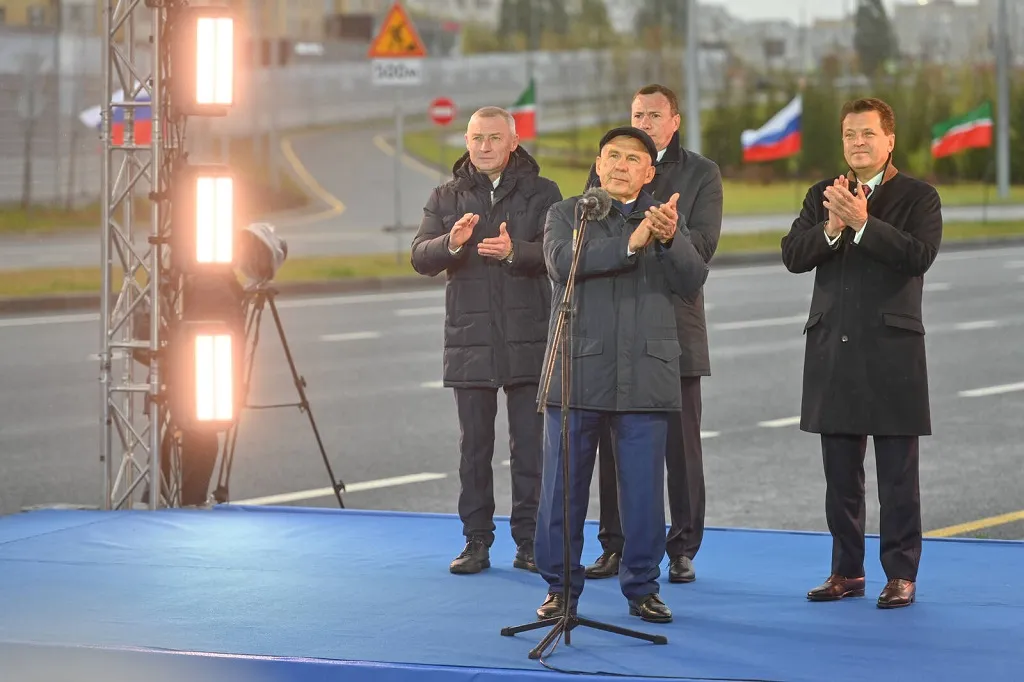 Когда пришло время открывать дорогу, Рустам Минниханов объявил: «Начинаем движение! Алга!». Фото: пресс-служба Раиса РТ