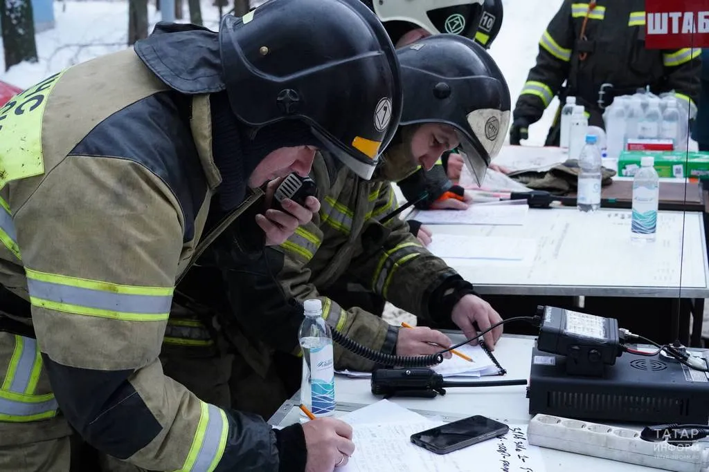 Службы спасения старались по возможности успокоить жителей и при этом подгоняли их, чтобы быстрее увести с места происшествия. Фото: ИА Татар-информ, Салават Камалетдинов