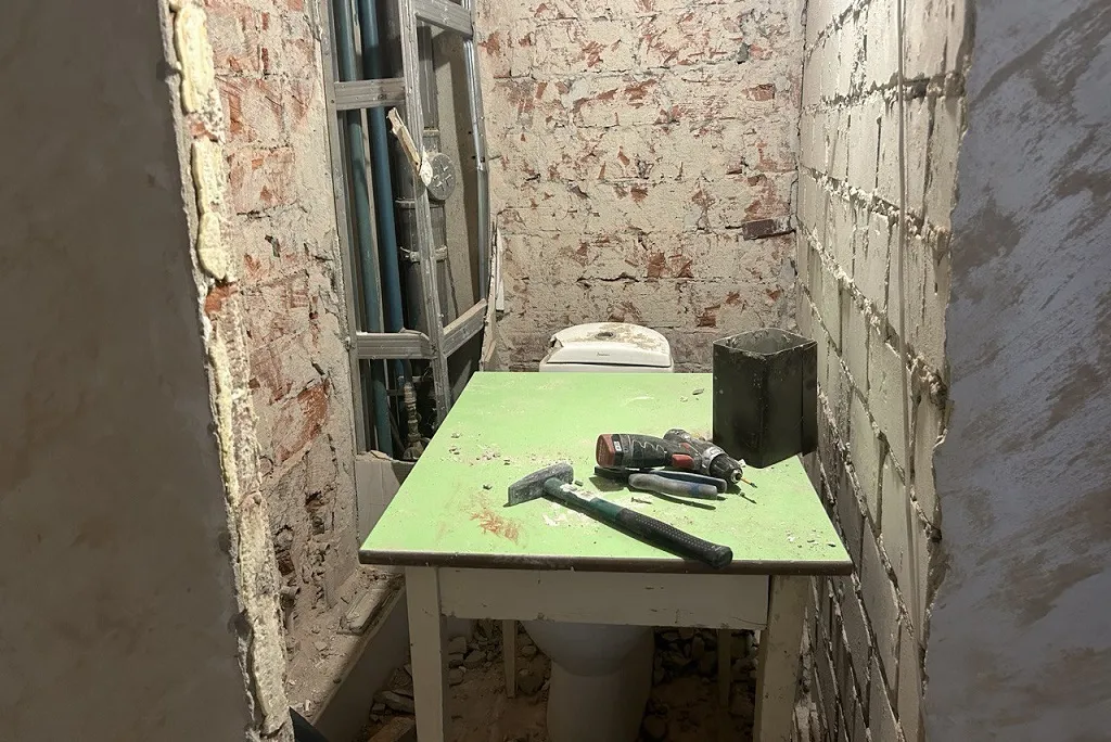 Менять унитаз мы не планировали, но решение за нас приняла ремонтная бригада - при демонтаже унитаз был разбит. Фото предоставлено героем статьи