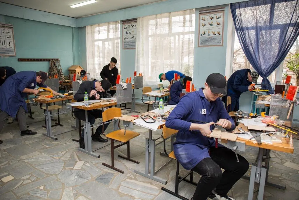 Лицеисты проходят подготовку по интенсивной программе допобразования, а именно изучение моделирования и проектирования, современные производственные технологии, электронику и прикладное программирование. 