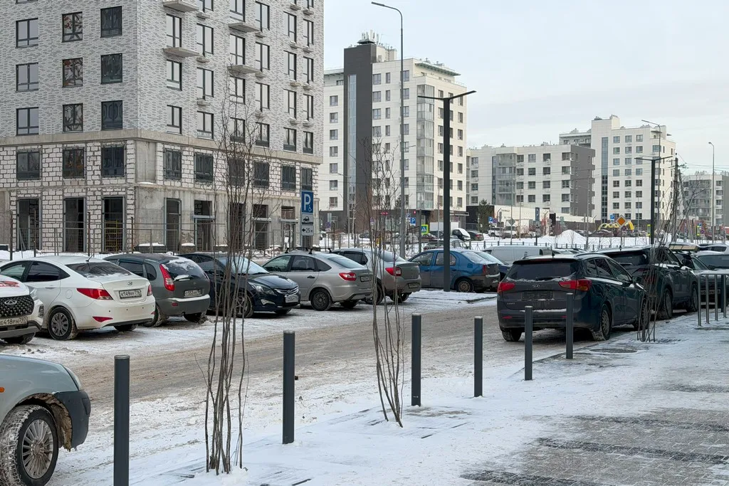 Припарковать автомобиль на территории ЖК может быть проблематично. Поэтому лучше заранее озаботиться о машино-месте. Фото: Урбан Медиа