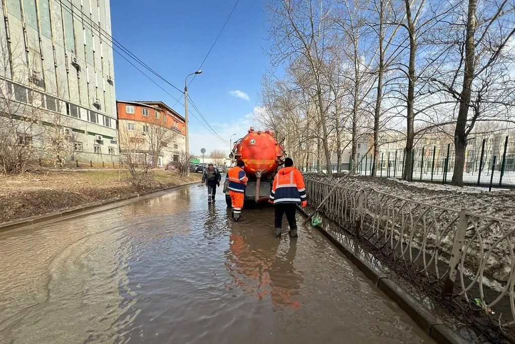 Чтобы город не превратился в Венецию, администрация Казани чистит ливневки и откачивает воду. Фото: МУП Городское благоустройство Казани