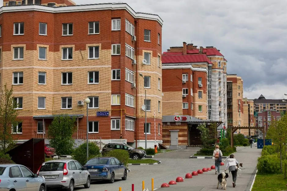 В микрорайоне множество продуктовых магазинов в шаговой доступности. Фото: Урбан Медиа