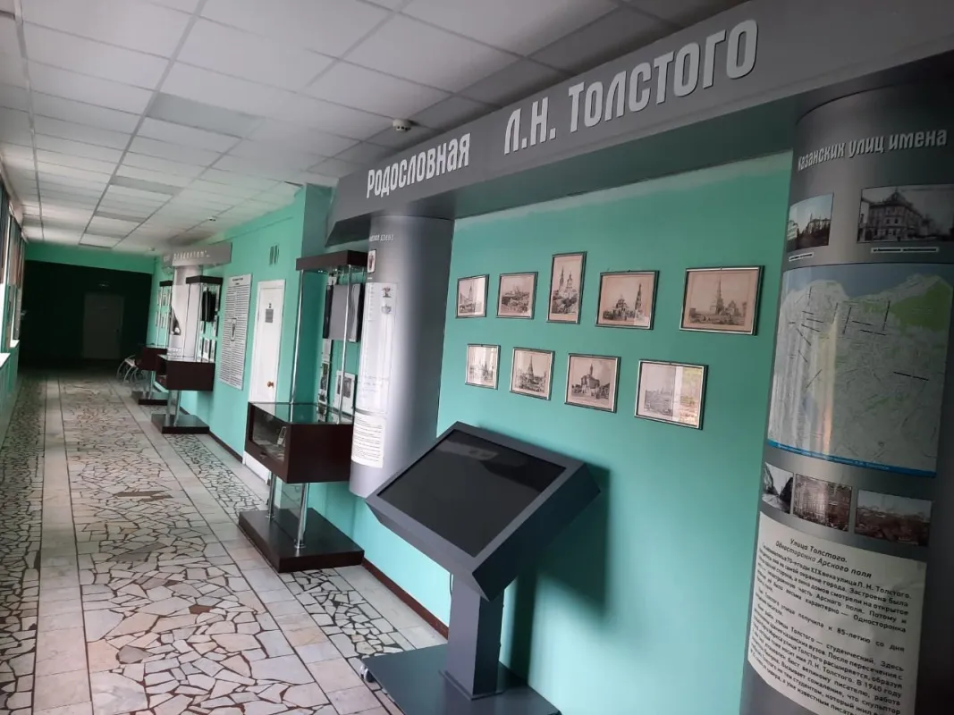 Гимназия №7 построена еще в 1981 году, но родители говорят, что изнутри она выглядит неплохо. Несмотря на старомодный стиль, все чисто и аккуратно.