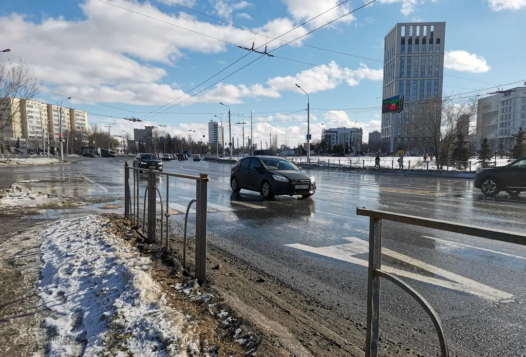 Часто в местах, где есть заборы, водители прибавляют скорость, думая, что в этих местах безопасно.