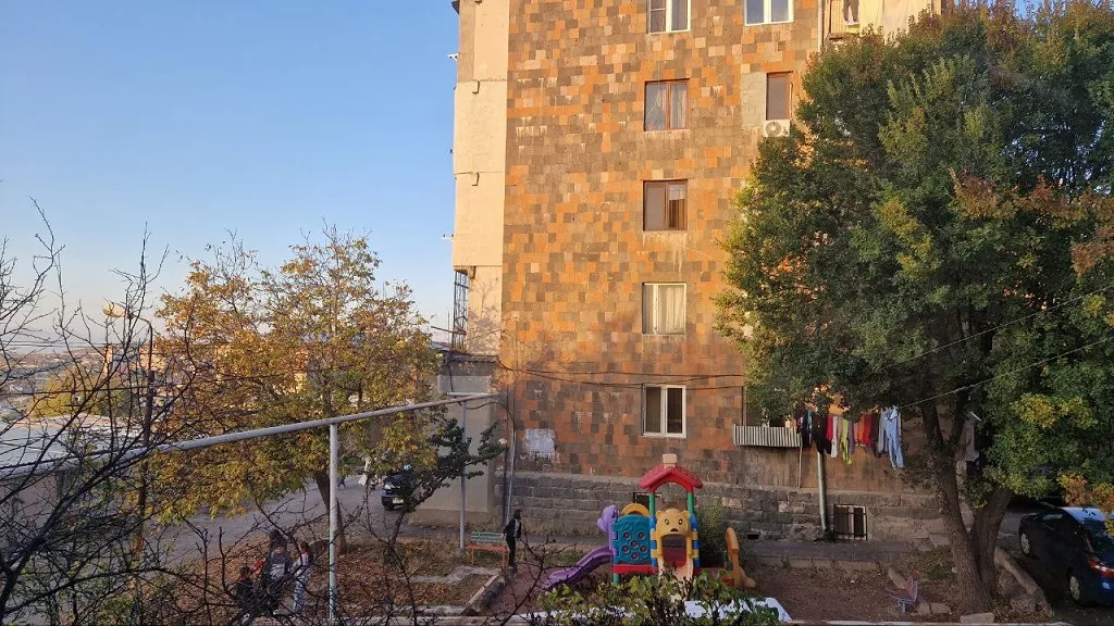 С детскими площадками здесь довольно проблематично. Это наша площадка возле дома — многие год назад нам завидовали, что у нас есть такая хорошая игровая для детей. Сейчас ситуация изменилась в лучшую сторону. Фото предоставлено героем статьи