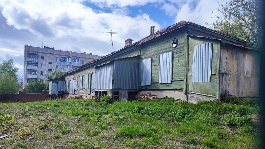 Как на пороховой бочке: самое старое деревянное здание в Казани стоит заброшенным на заводе