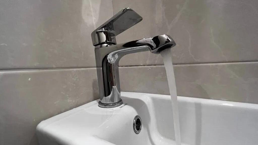 Стали известны дома, где не будет горячей воды в июле