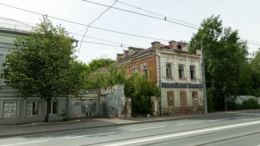 В Казани будут автоматически фиксировать граффити и объявления на фасадах
