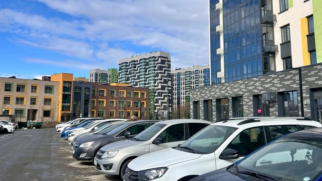 В ЖК вдоль Мамадышского тракта в Казани заработают муниципальные парковки