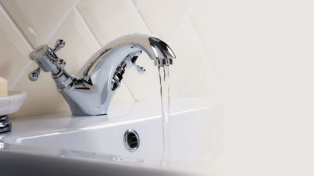 Горячая вода в квартире: как не переплатить и на сколько могут отключить