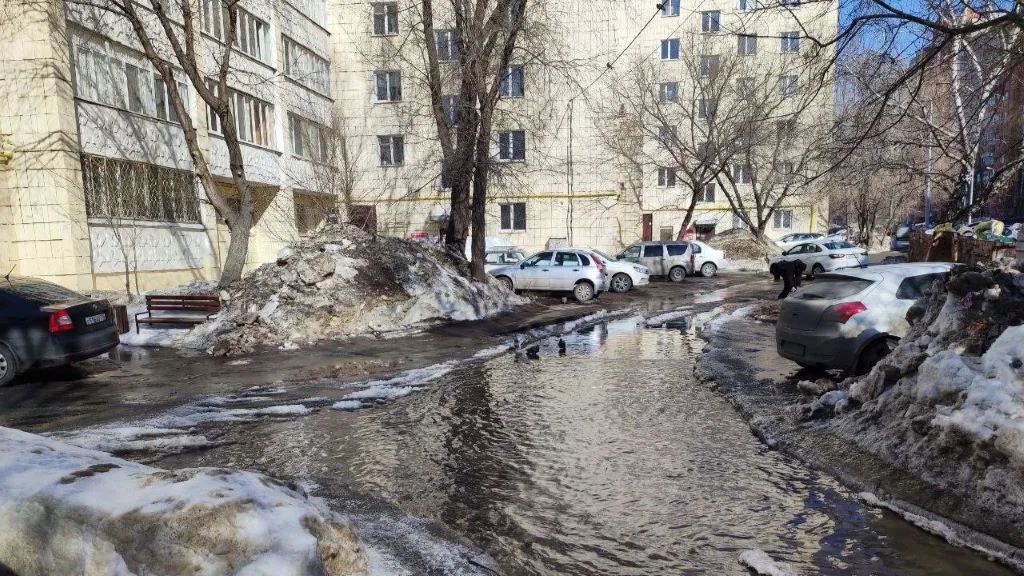 «Денег не хватит»: жители домов в центре Казани не в силах справиться со сгнившими трубами
