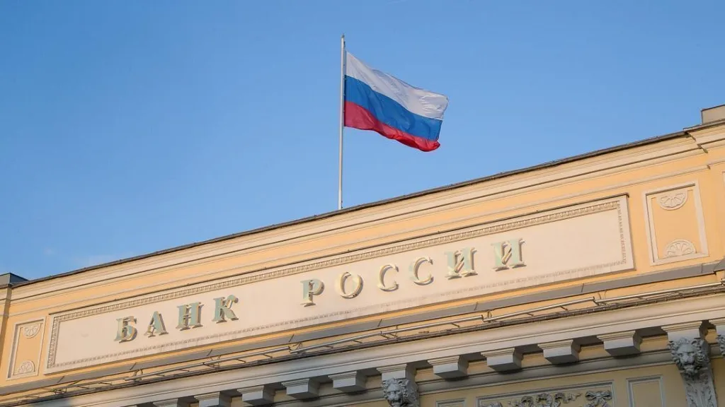 Банк России минимально снизил ключевую ставку — до 14,25%