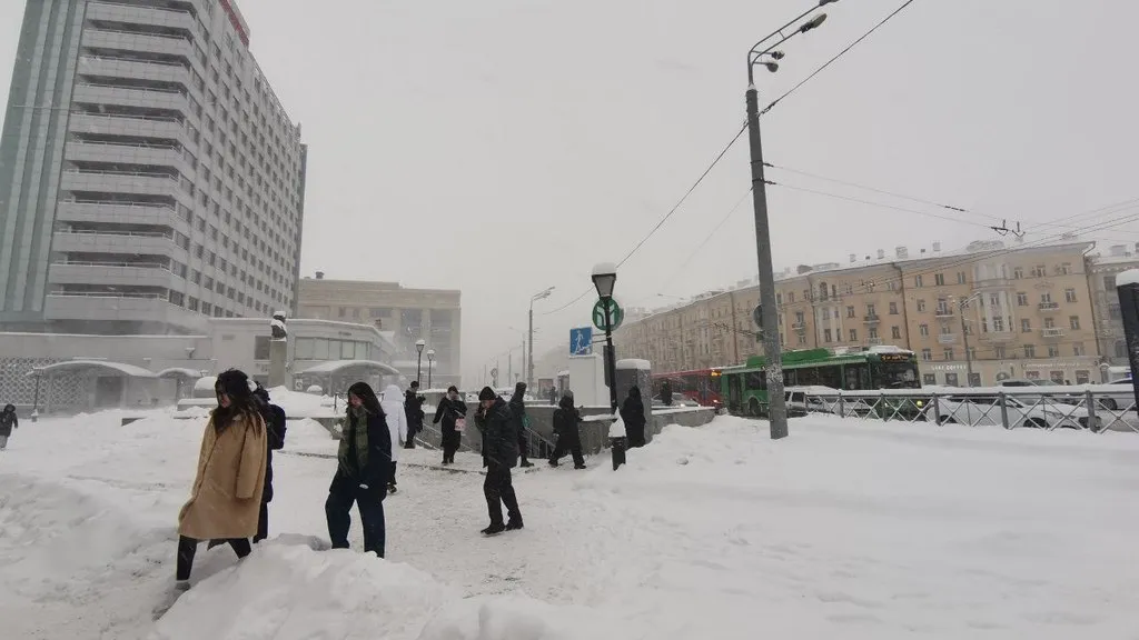 Зимние дела: в какие сроки должны убирать снег в Казани