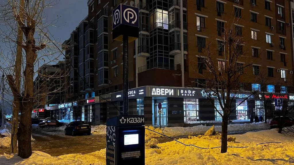 Битва за асфальт: как автолюбителей выгоняют с бесплатных парковок на окраине Казани