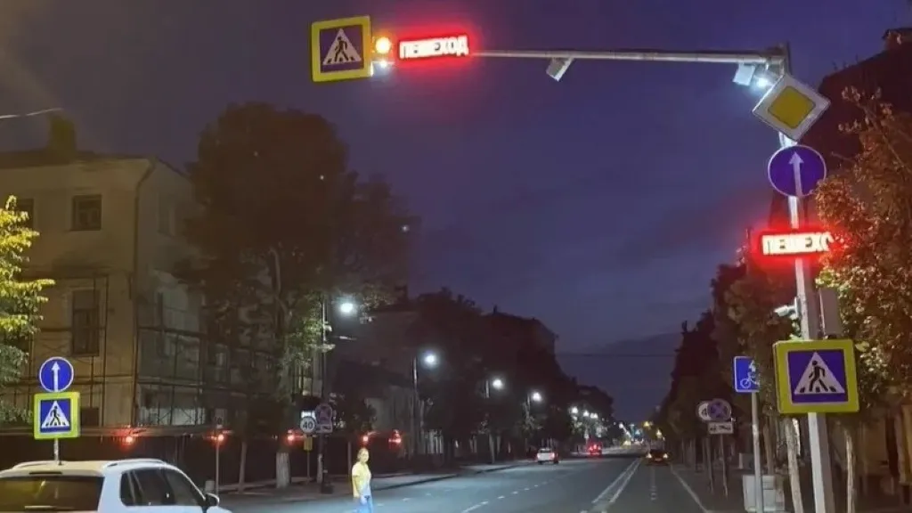 Пешеходный переход в центре Казани оснастили световой сигнализацией