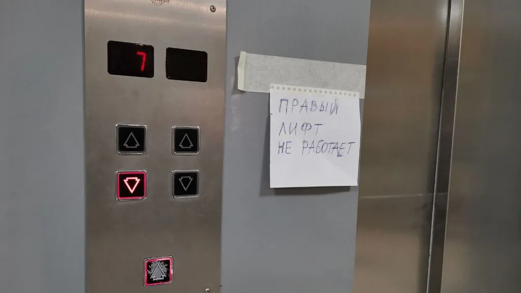 В Минстрое предупредили о риске срыва замены лифтов в МКД
