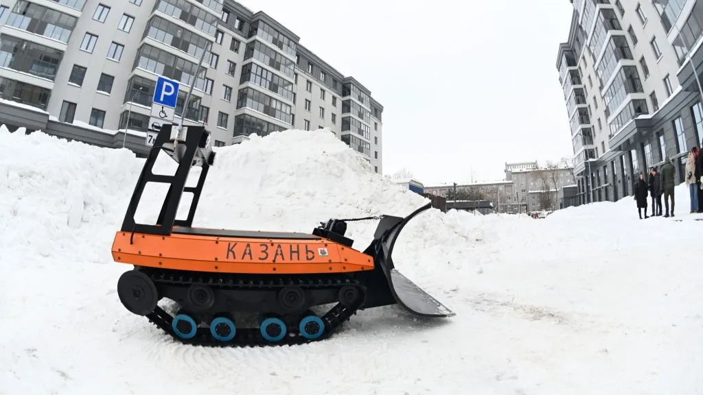 Во дворах Казани тестируют беспилотники для уборки снега