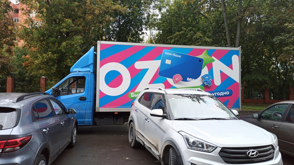 Ozon столкнулся с атаками беспилотников позже, но география объектов, попавших под удар, оказалась не менее широкой. Фото: Урбан Медиа