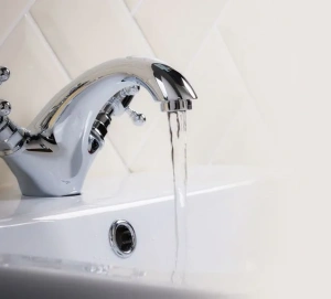 Горячая вода в квартире: как не переплатить и на сколько могут отключить