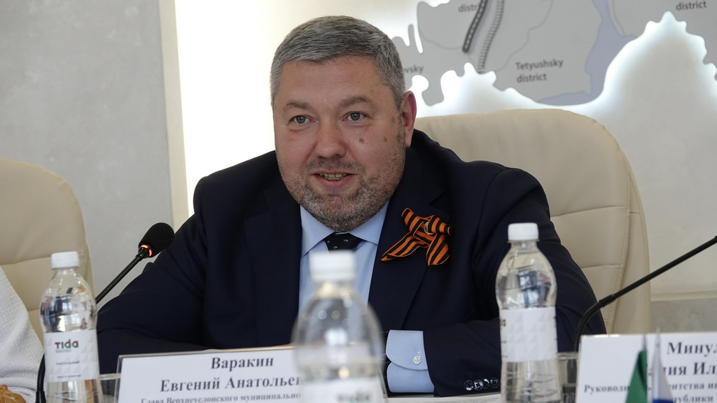 Евгений Варакин рассказал, что во всем районе сейчас всего 3 гостиницы, а в Верхнем Услоне нет ни одной. Фото: АИР РТ